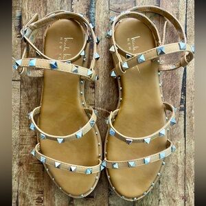 FREE Nicole Miller Tan & Silver Rockstud Studded Gladiator Strappy Sandals Sz 9